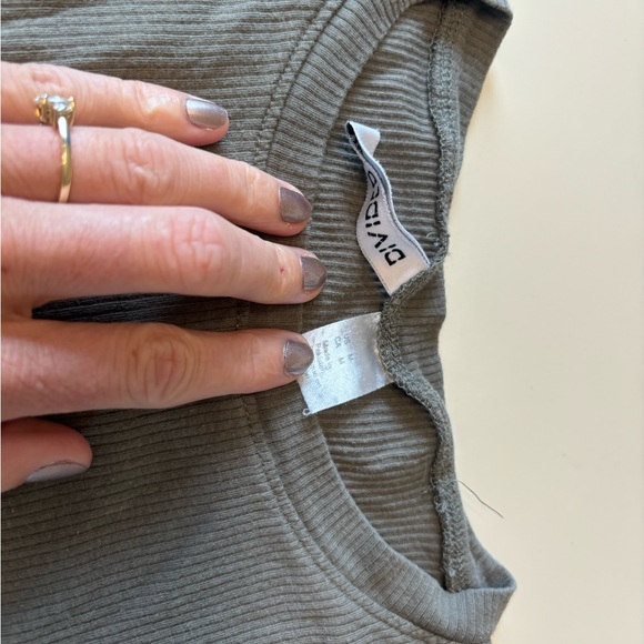 Assorted Medium Crop Top Tees - Picture 3 of 7